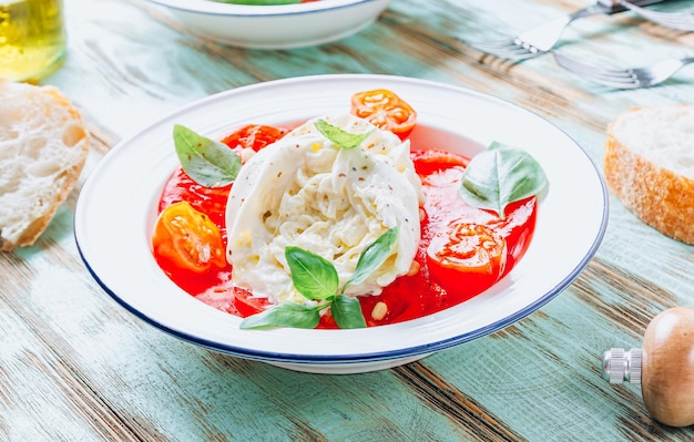 Salade de tomate Burrata au basilic et huile d'olive