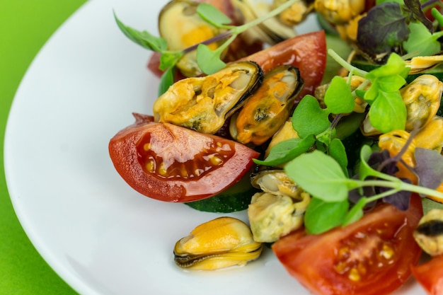 Salade de tomates au basilic vert et moules