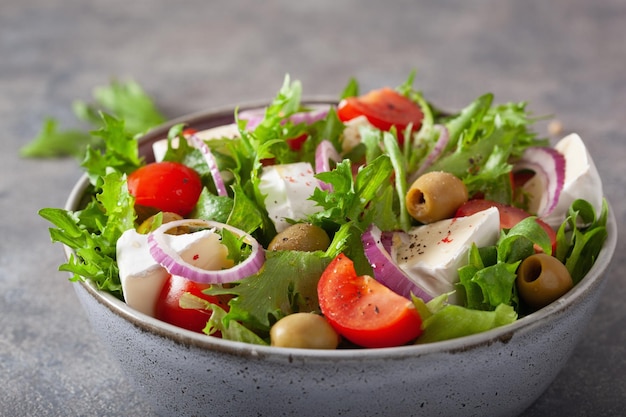 Salade de tomates au fromage brie olives oignon laitue