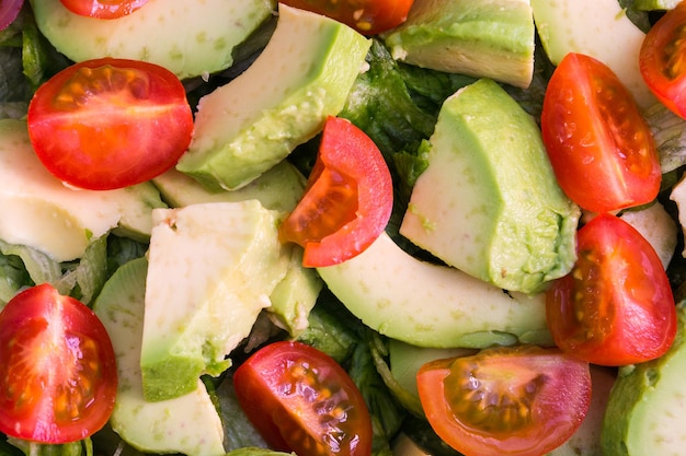 Salade de tomates et avocat