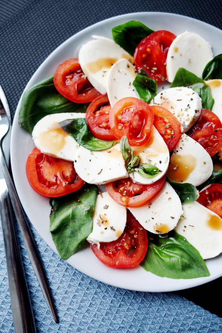Photo salade de tomates, basilic, mozzarella caprese au vinaigre balsamique et huile d'olive.