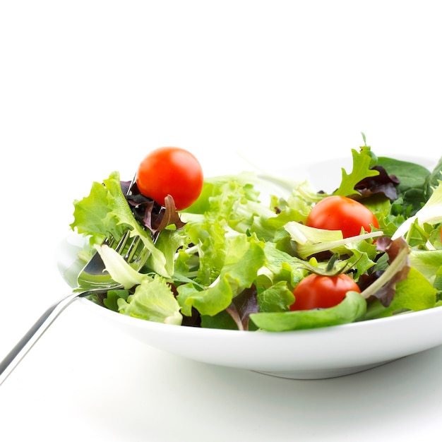 Salade de tomates sur blanc