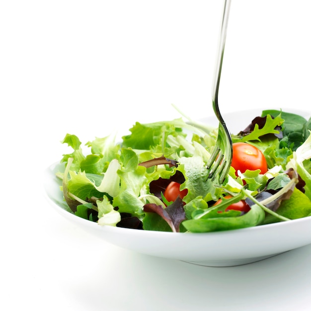 Salade de tomates sur blanc