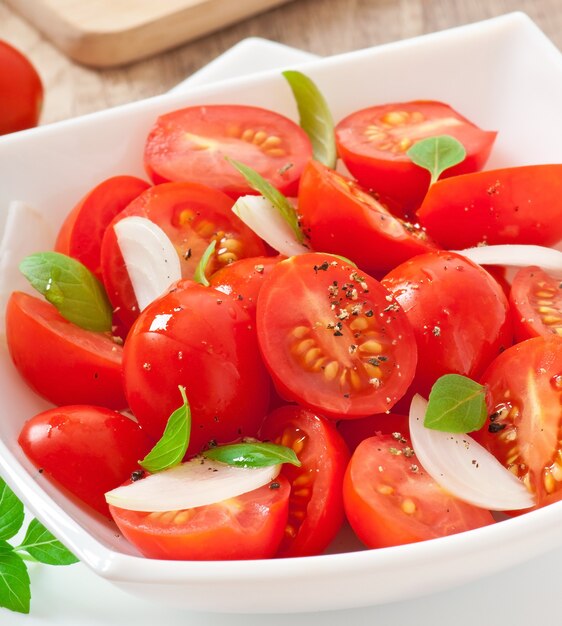 salade de tomates cerises au basilic, poivre noir et oignon