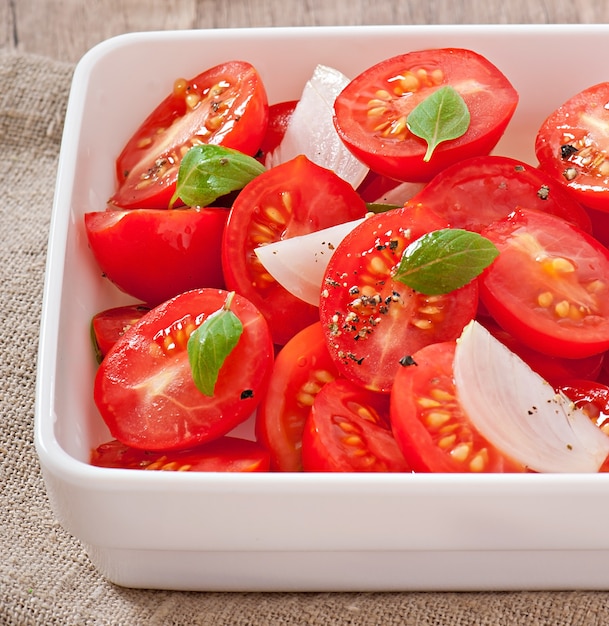 salade de tomates cerises au basilic, poivre noir et oignon