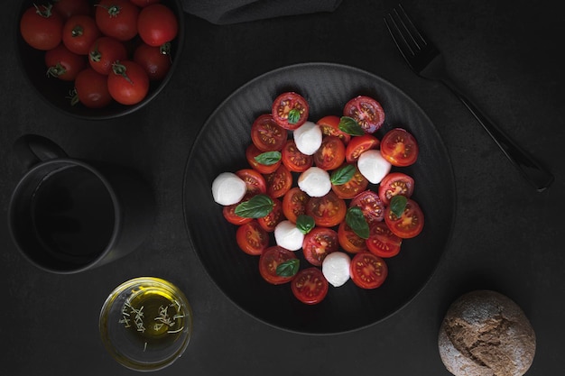 Salade de tomates cerises au fromage mozzarella et basilic frais. Délicieuse salade caprese