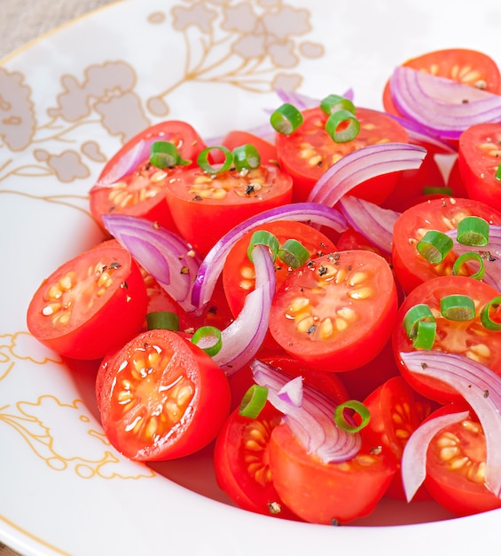 Salade de tomates cerises au poivre noir et oignon