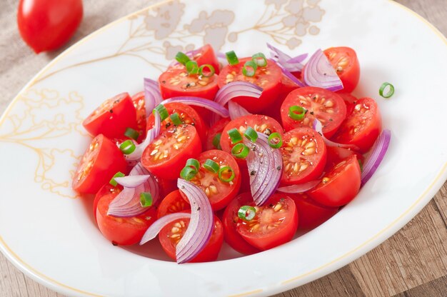 Salade de tomates cerises au poivre noir et oignon