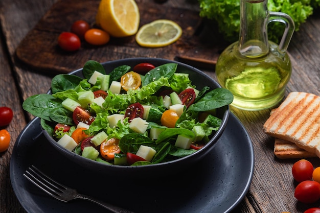 Salade de tomates cerises aux épinards et de fromage dans une assiette