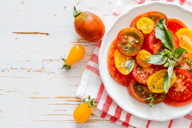 Salade de tomates colorée au basilic