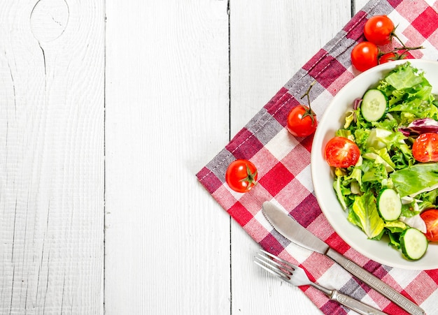 Salade de tomates et concombres aux légumes verts.