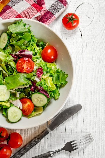 Salade de tomates et concombres aux légumes verts