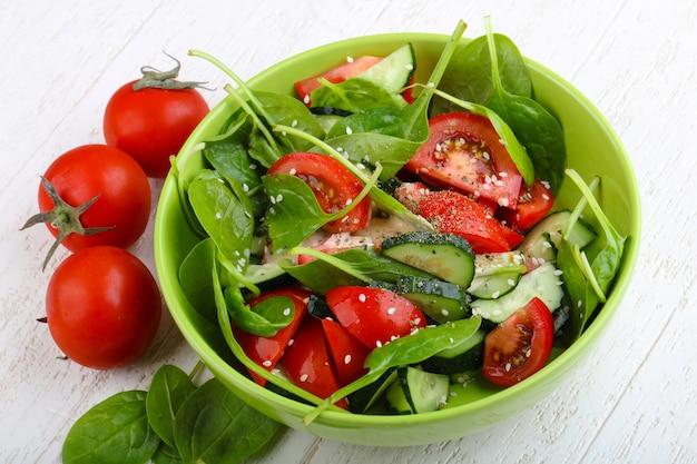 Salade de tomates, de concombres et d&#39;épinards