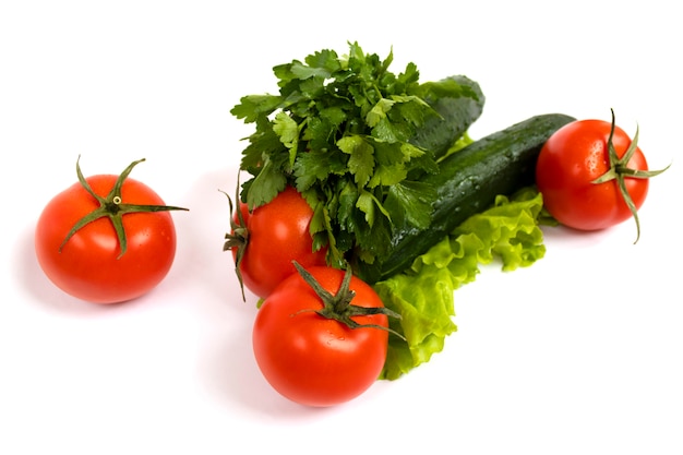 Photo salade de tomates, concombres, légumes persil et laitue