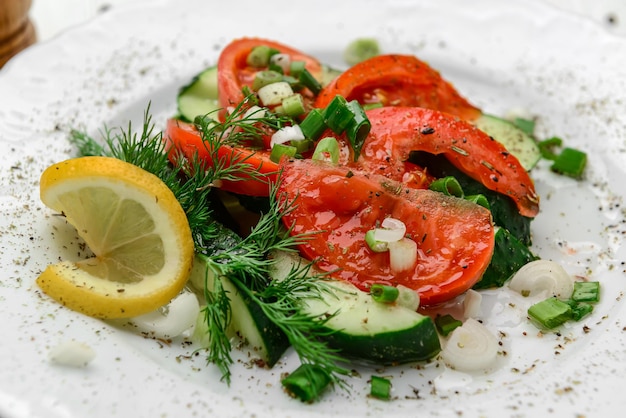 Salade de tomates concombres et oignons verts à l'huile d'olive