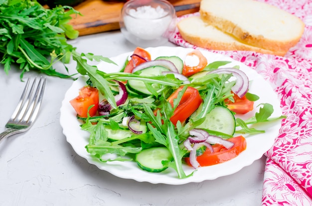 Salade de tomates, concombres et roquette