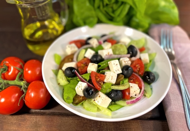 Une salade avec des tomates, du fromage et de la feta.