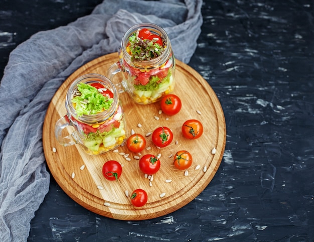 Salade avec des tomates et du maïs et des concombres et de la laitue.