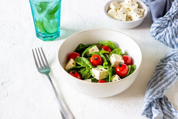 Salade de tomates, d'épinards et de fromage.