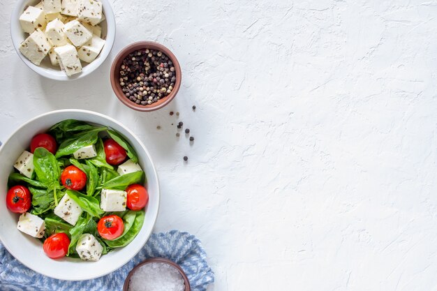 Salade de tomates, d'épinards et de fromage.