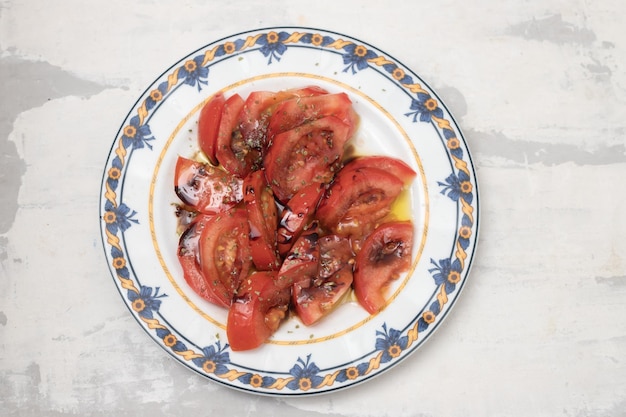 Salade de tomates fraîches et d'huile d'olive dans l'assiette