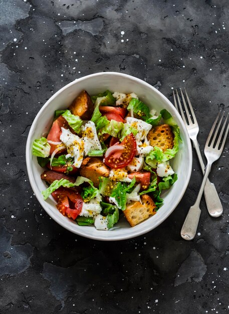 Salade de tomates fraîches pain ciabatta croustillant fromage mozzarella salade verte