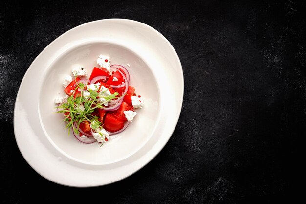 Salade de tomates et fromage sur une assiette