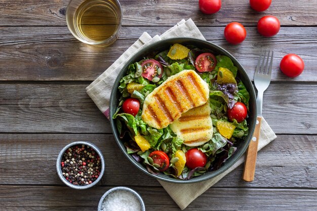 Salade de tomates grillées au fromage halloumi orange et graines de citrouille Alimentation saine Alimentation végétarienne Régime céto