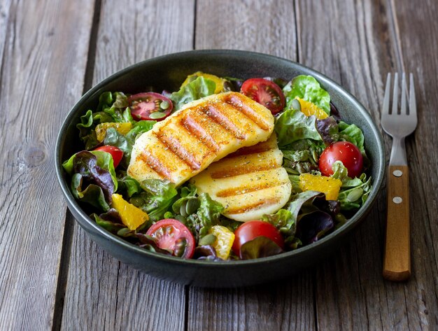 Salade de tomates grillées au fromage halloumi orange et graines de citrouille Alimentation saine Alimentation végétarienne Régime céto