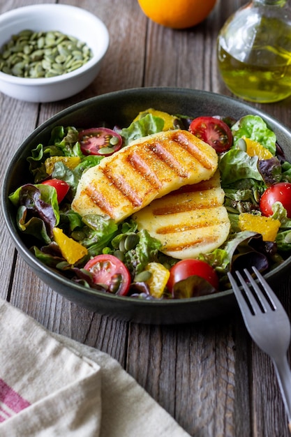 Salade de tomates grillées au fromage halloumi orange et graines de citrouille Alimentation saine Alimentation végétarienne Régime céto