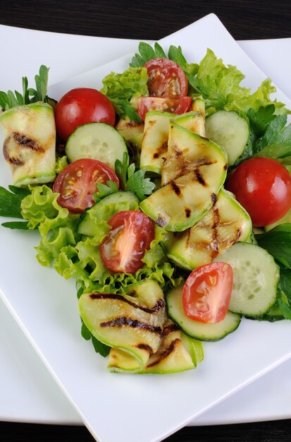 Salade de tomates, laitue concombre et courgettes