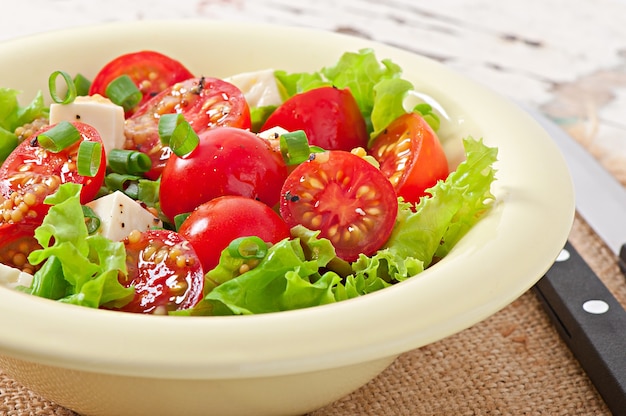 Salade de tomates avec laitue, fromage et moutarde et vinaigrette à l'ail