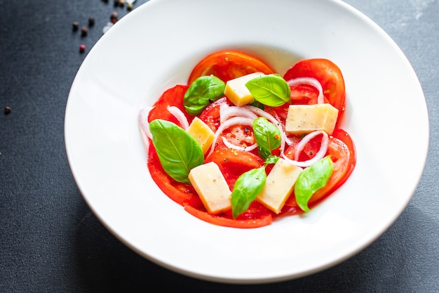 Salade de tomates légumes légumes fromage régime oignon vitamine sur la table des aliments sains