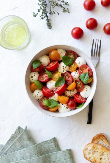 Salade de tomates mozzarella et basilic Alimentation saine Nourriture végétarienne