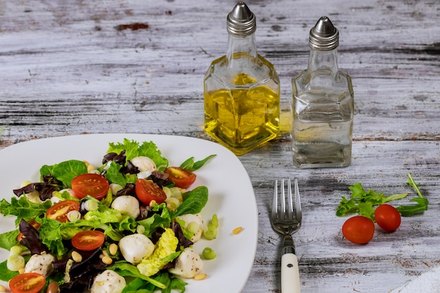 Salade de tomates et mozzarella à l&#39;huile d&#39;olive