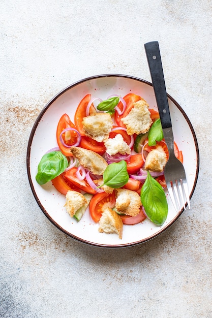 Salade de tomates Panzanella croûtons végétariens huile d'olive biscotte légume nourriture saine