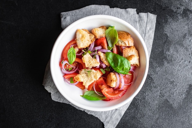 Salade de tomates Panzanella croûtons végétariens huile d'olive biscotte légume nourriture saine