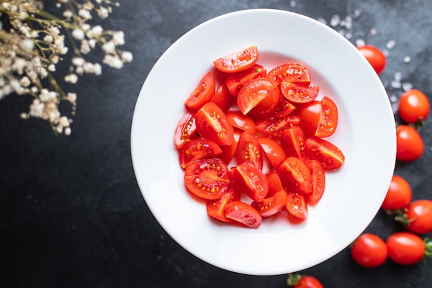 Photo salade de tomates repas tendance collation de légumes rouges régime céto ou paléo
