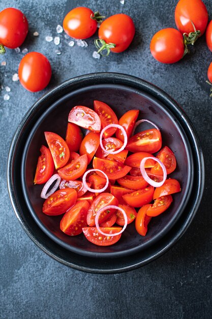 Photo salade de tomates repas tendance collation de légumes rouges régime céto ou paléo