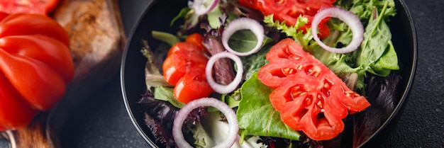 Salade de tomates Salade de légumes Plat frais Repas sain Nourriture collation Régime alimentaire sur la table Espace de copie Nourriture