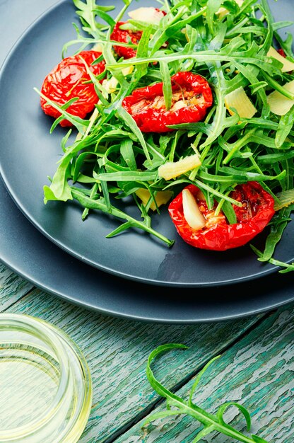 Salade de tomates séchées et d'herbes.Salade saine