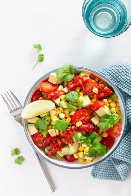Salade de tomates sucrées à l'avocat vegan sain