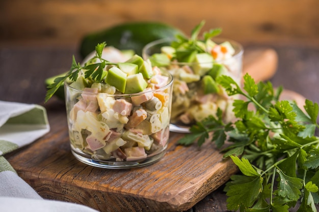 Salade traditionnelle russe Olivier aux légumes dans des verres. Salade de Noël d'hiver