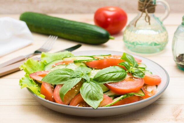 Salade traditionnelle de tranches de concombre, tomates et graines de sésame