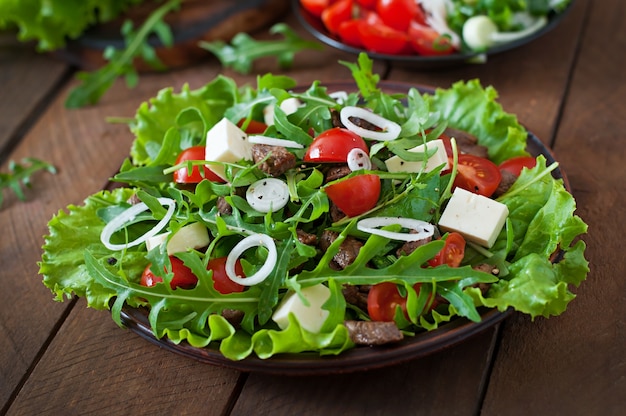 Salade de tranches de veau, roquette, tomates et feta