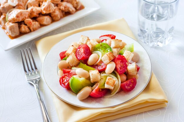 salade avec trois sortes de tomates haricots rouges et croûtons