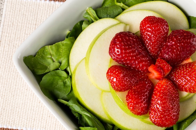 Salade tropicale aux fraises