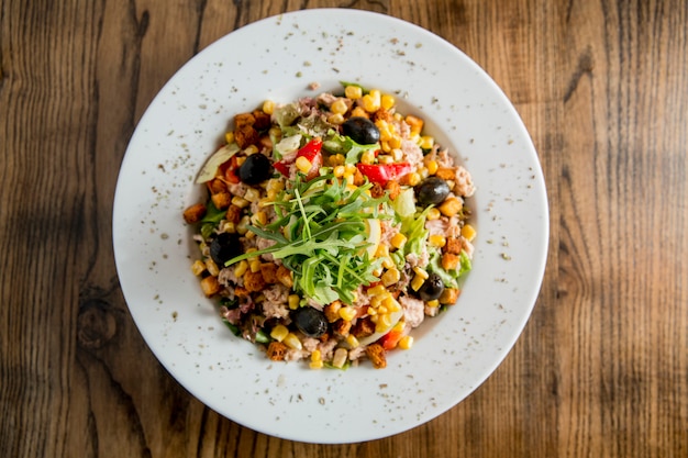 Salade de tun avec olives, maïs et roquette