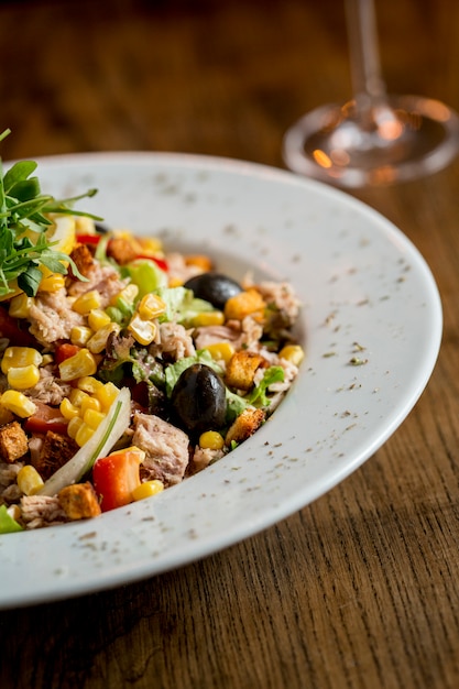 Salade de tun avec olives, maïs et roquette