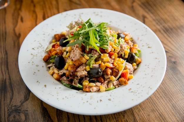 Salade de tun avec olives, maïs et roquette